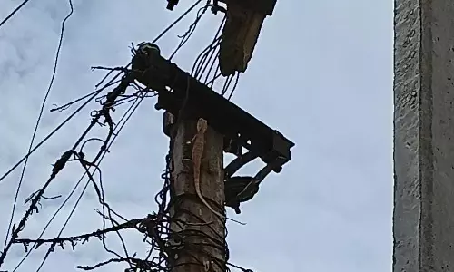 அகற்றப்படாத மின்கம்பம்