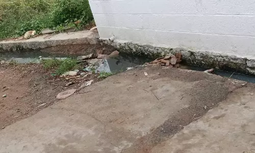 தேங்கும் கழிவுநீா்