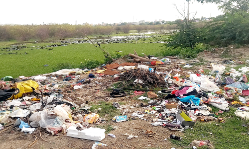 ஏரியில் குப்பைகள் கொட்டுவதை தடுப்பார்களா?