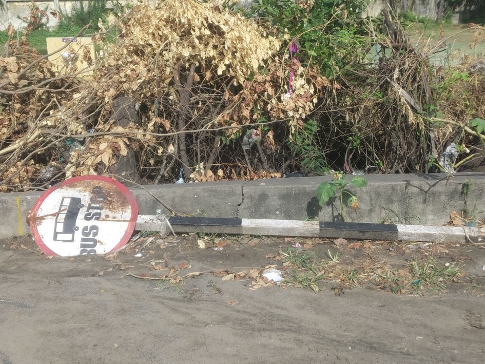 பஸ் நிறுத்த பலகை சேதம்