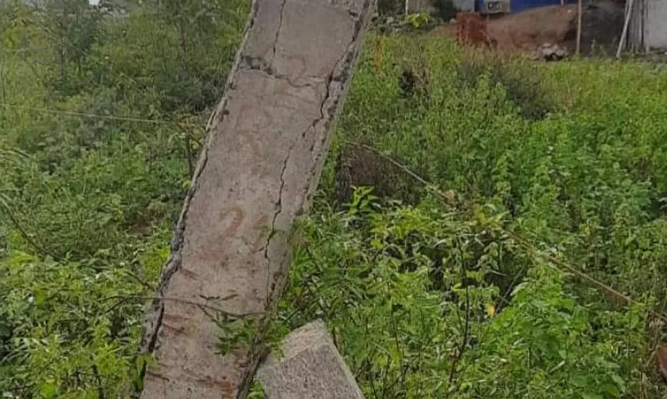 முறிந்து விழும் நிலையில் மின்கம்பம்