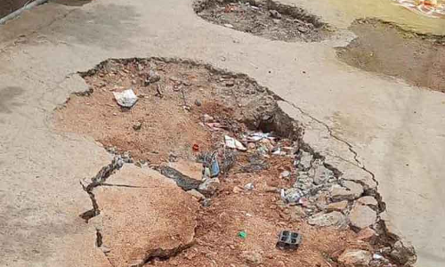 சேதம் அடைந்த தெருப்பாதை