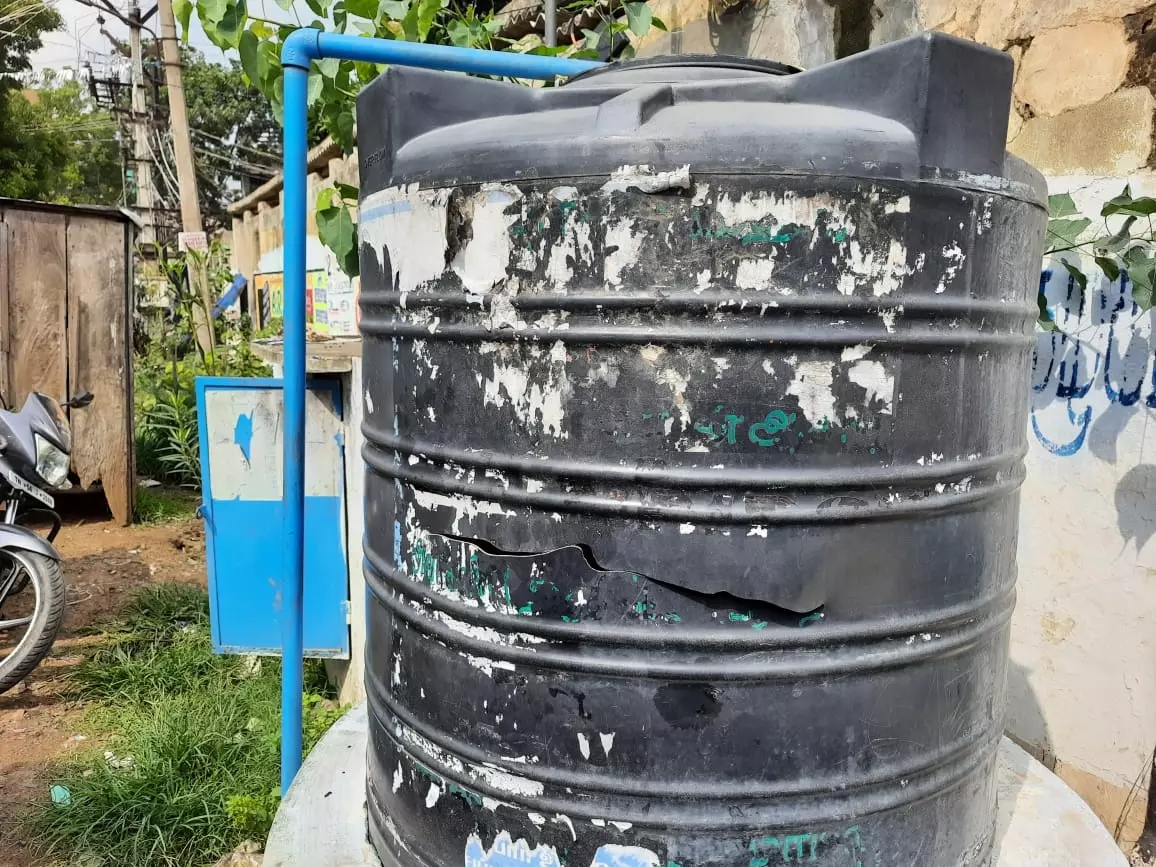 உடைந்த தண்ணீர் தொட்டி