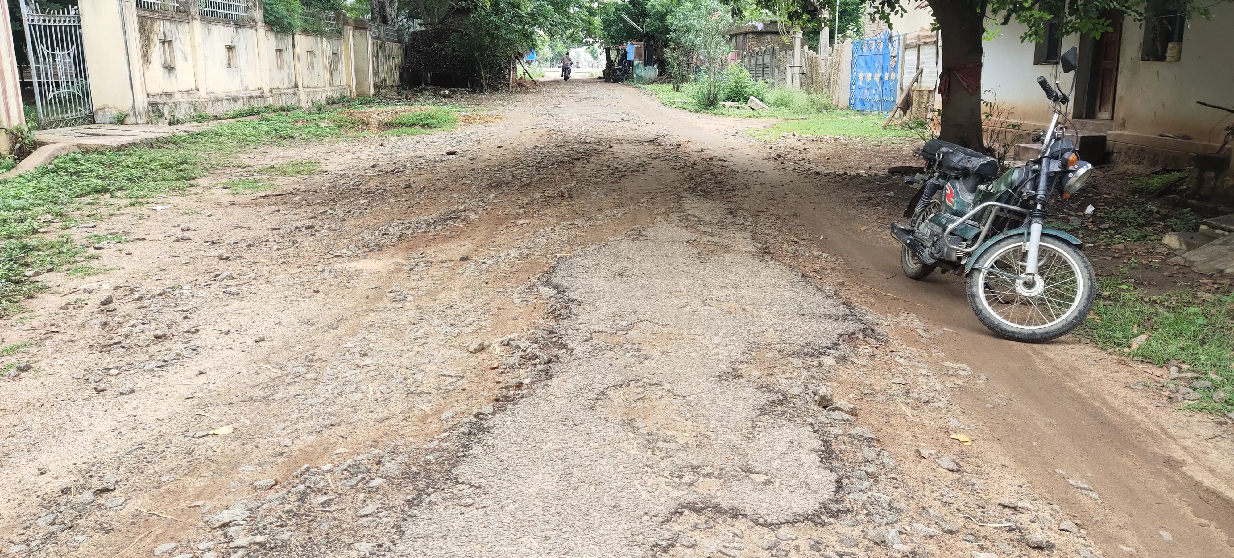 குண்டும், குழியுமான சாலை