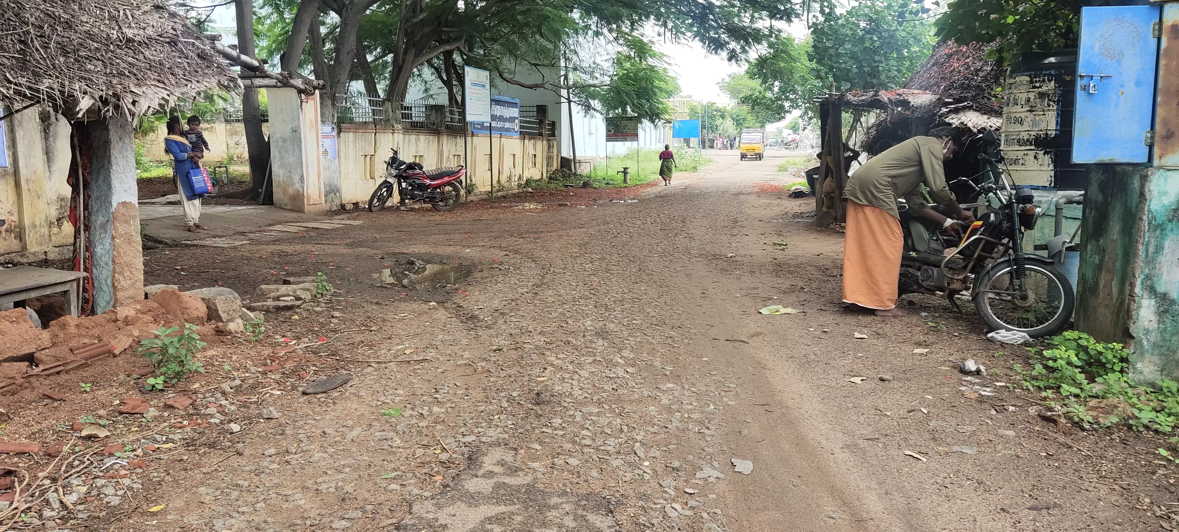 குண்டும், குழியுமான சாலை