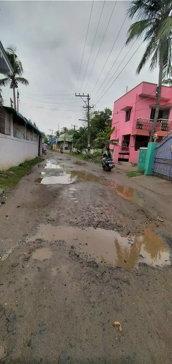 குண்டும் குழியுமான சாலை குண்டும் குழியுமான சாலை