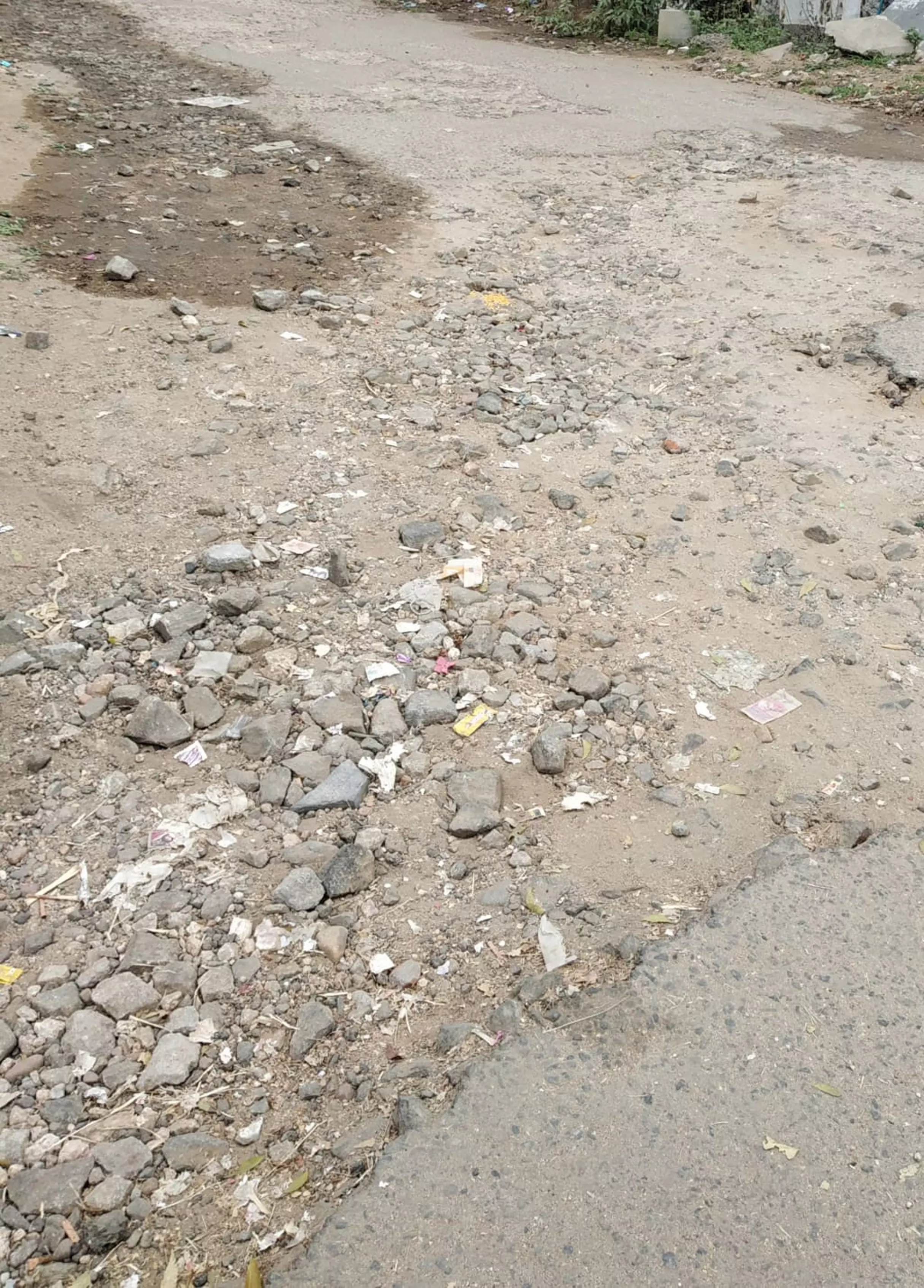 ரோட்டை சீரமைக்க வேண்டும்