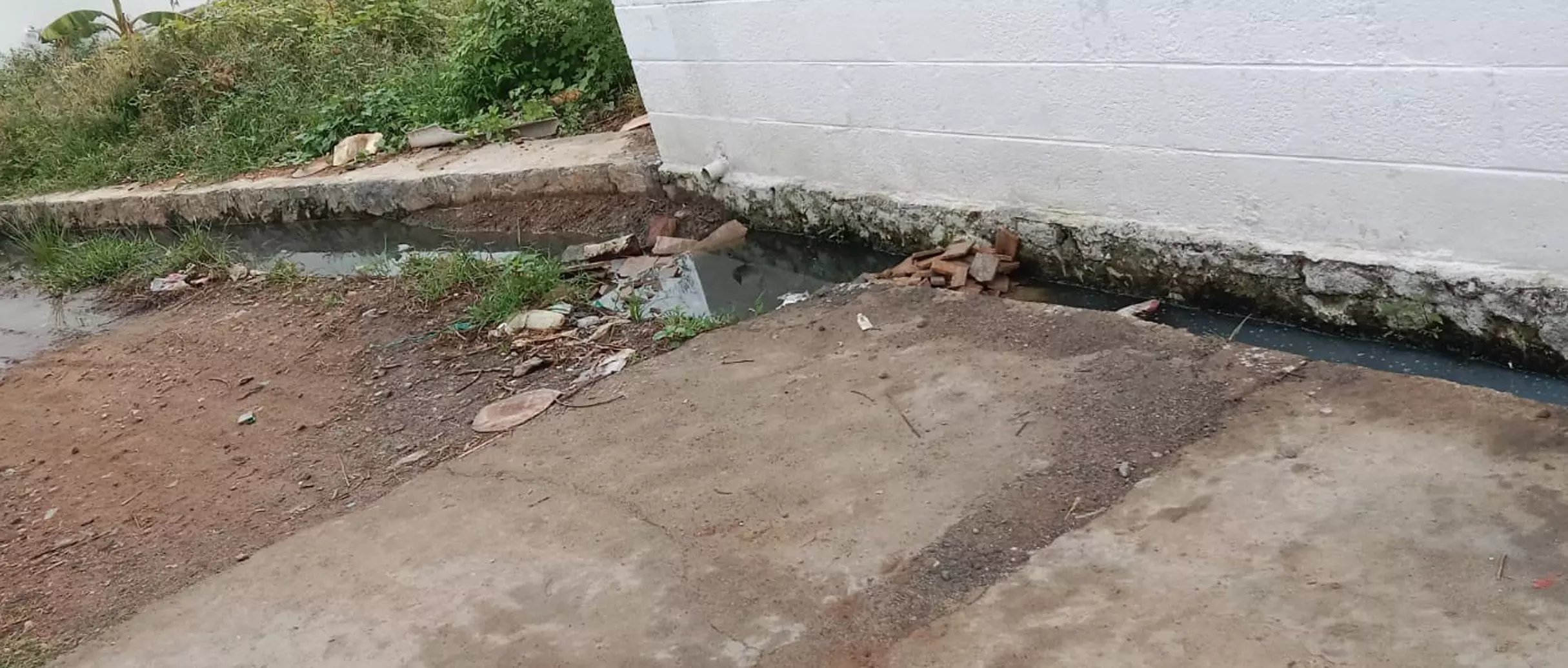 தேங்கும் கழிவுநீா் தேங்கும் கழிவுநீா்