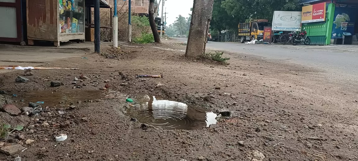 குழாய் உடைந்து வீணாகும் குடிநீர் குழாய் உடைந்து வீணாகும் குடிநீர்