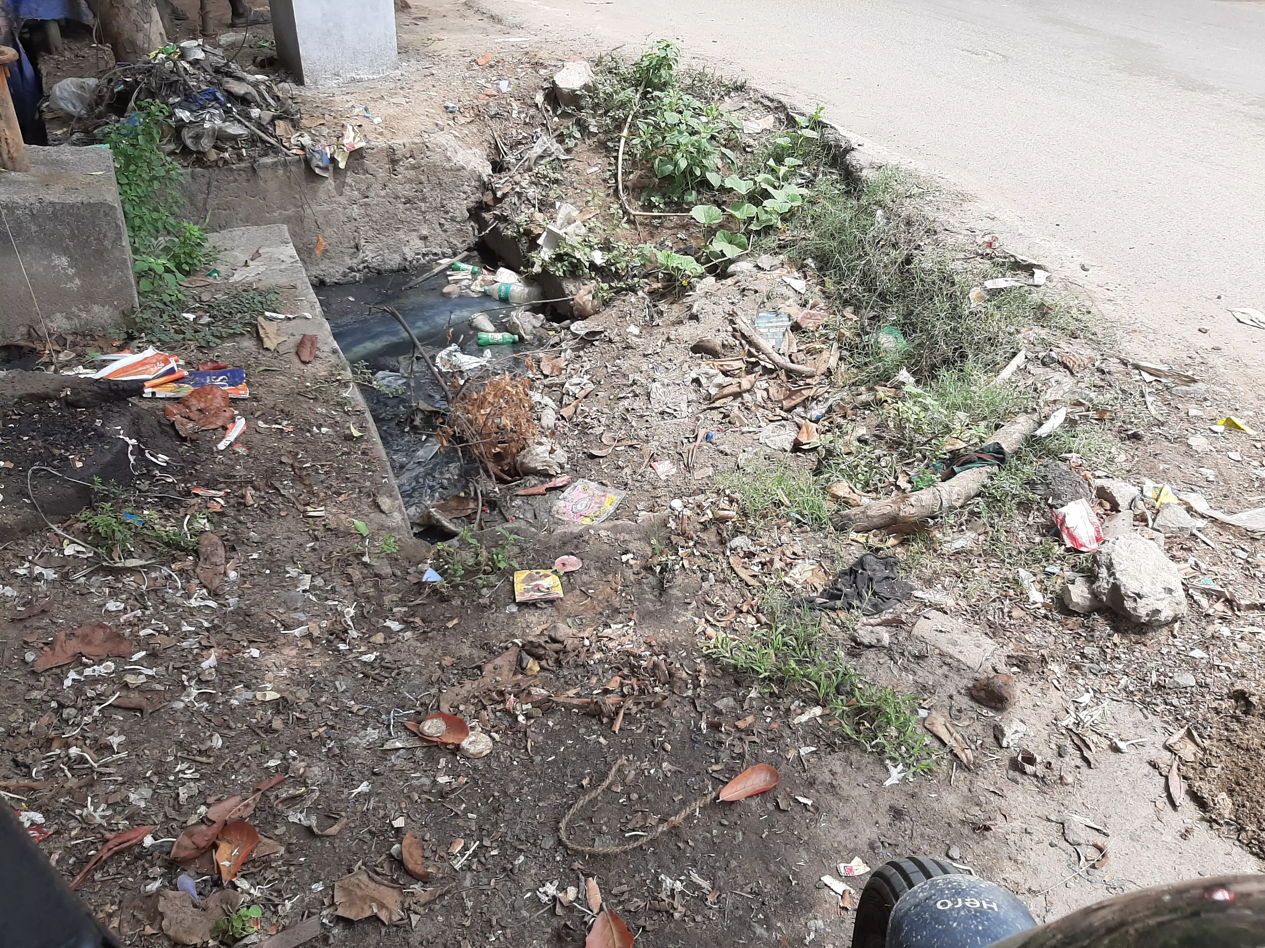 தூர்ந்து போன கழிவுநீர் கால்வாய் தூர்ந்து போன கழிவுநீர் கால்வாய்