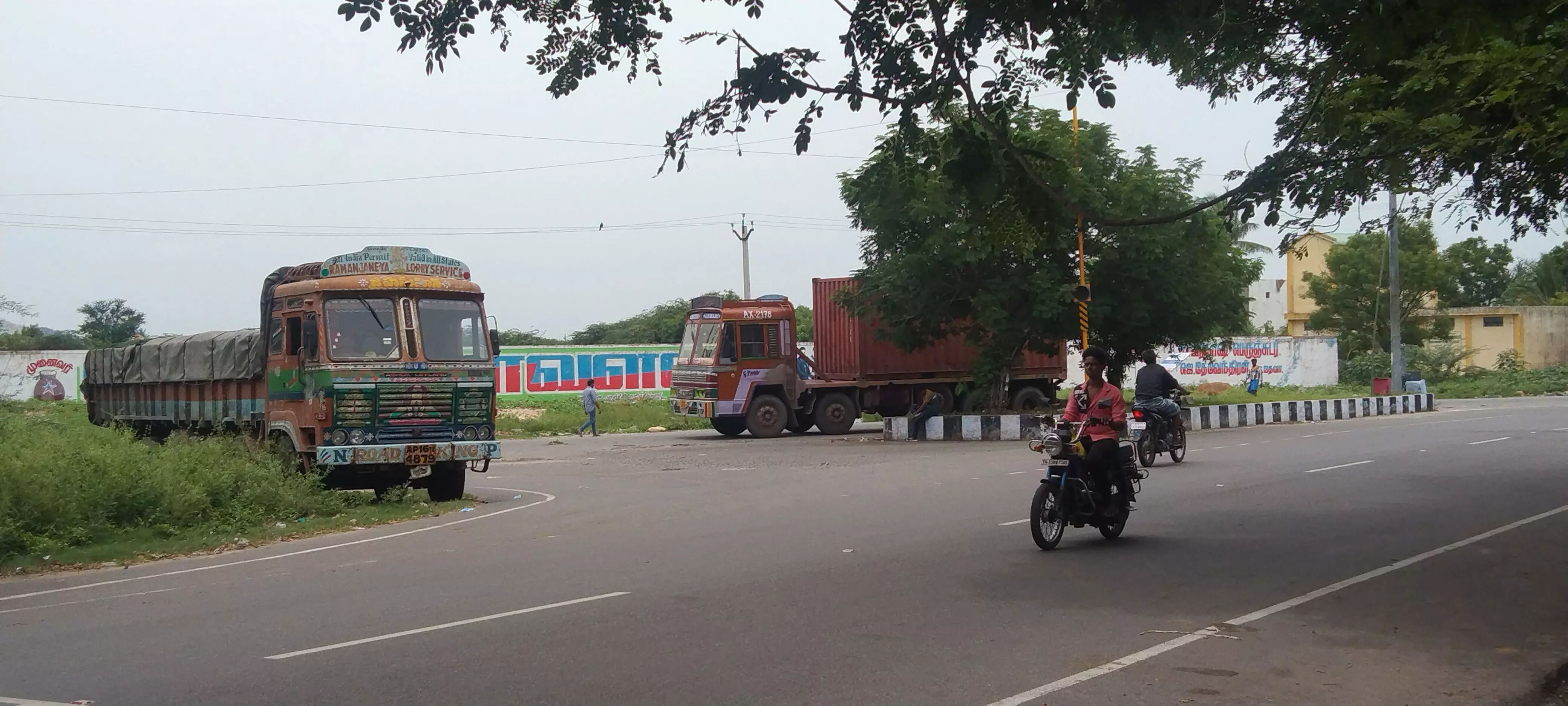 கனரக வாகனங்களால் விபத்து கனரக வாகனங்களால் விபத்து