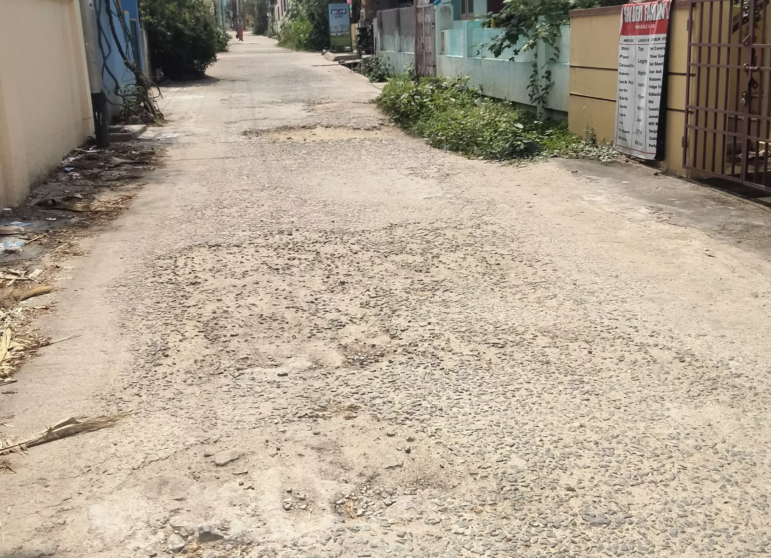 சேதமடைந்த கான்கிரீட் சாலை சேதமடைந்த கான்கிரீட் சாலை