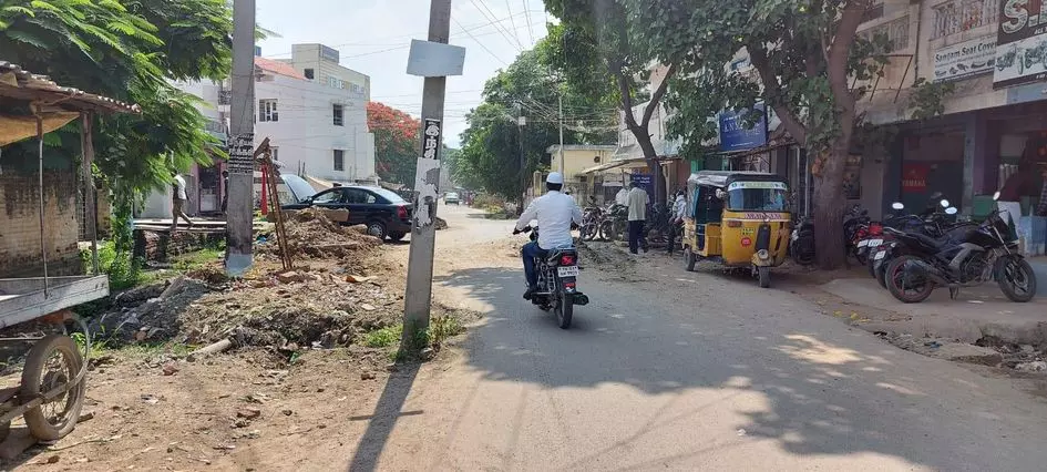 மின்கம்பத்தை ஓரமாக நட வேண்டும்