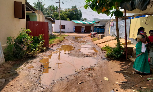 சாலையில் தேங்கி நிற்கும் கழிவு நீர் சாலையில் தேங்கி நிற்கும் கழிவு நீர்