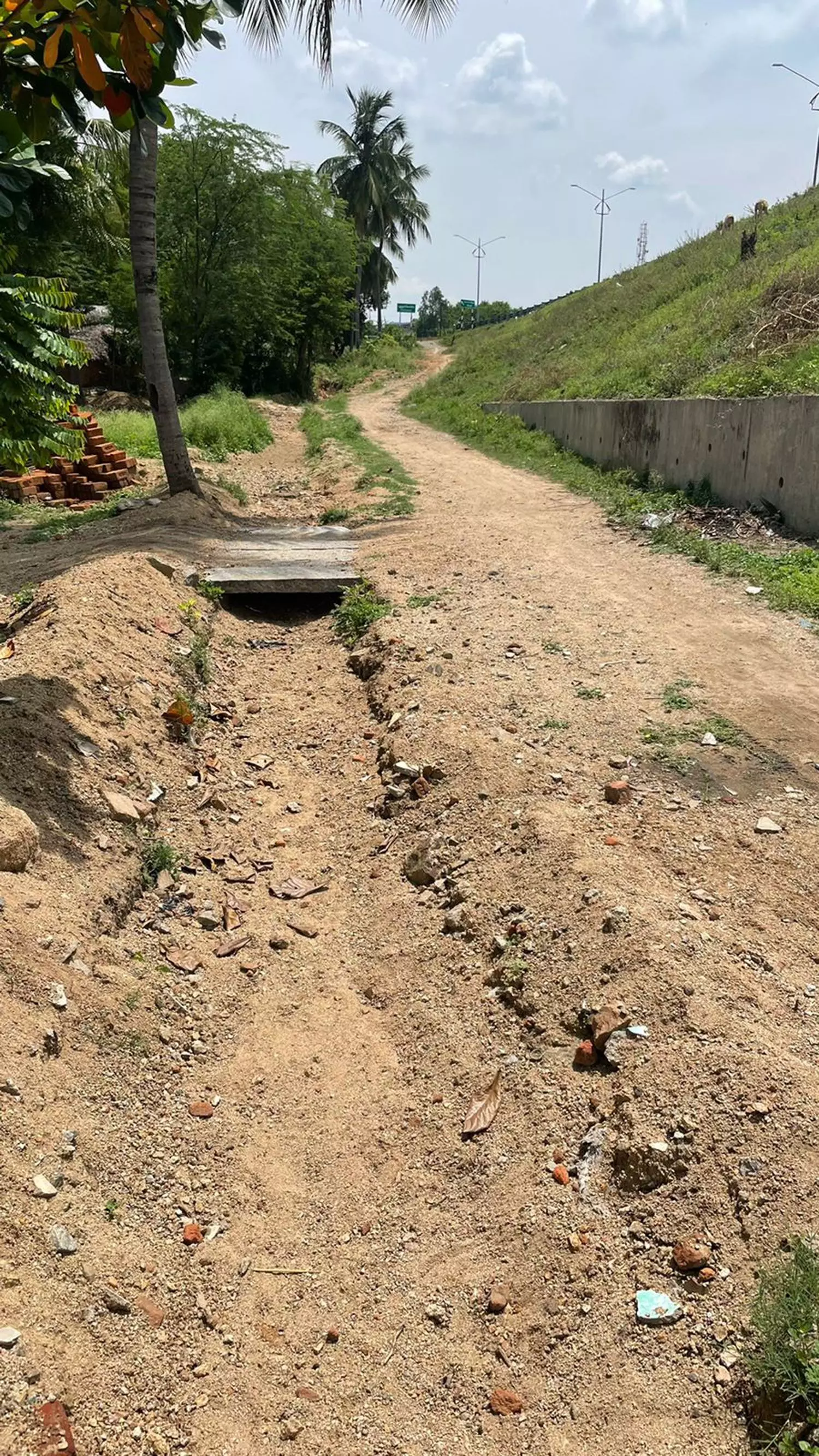 சாலையை சீரமைப்பார்களா? சாலையை சீரமைப்பார்களா?