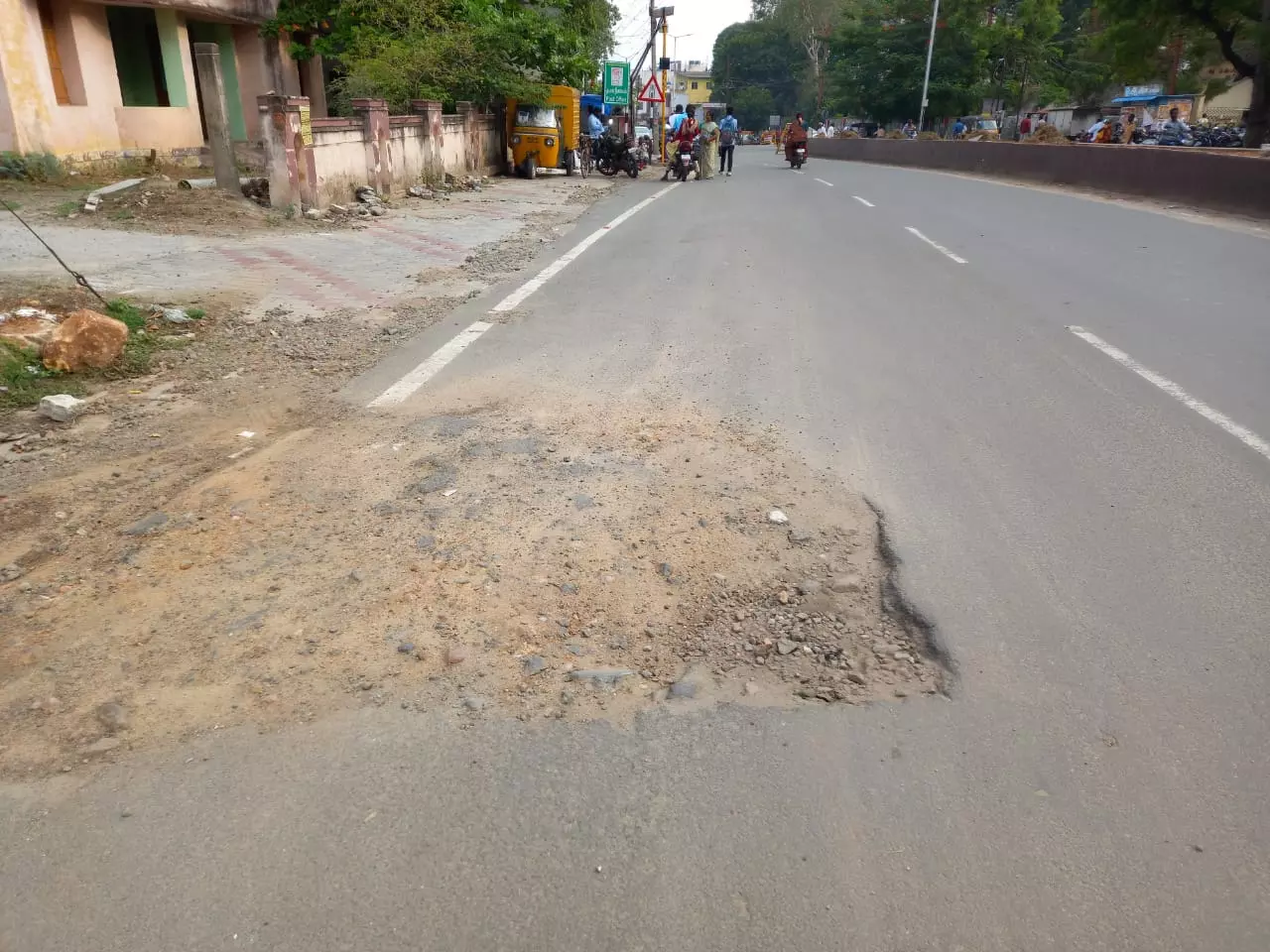 சேதம் அடைந்த சாலை