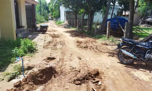 சேறும், சகதியுமான சாலை சேறும், சகதியுமான சாலை