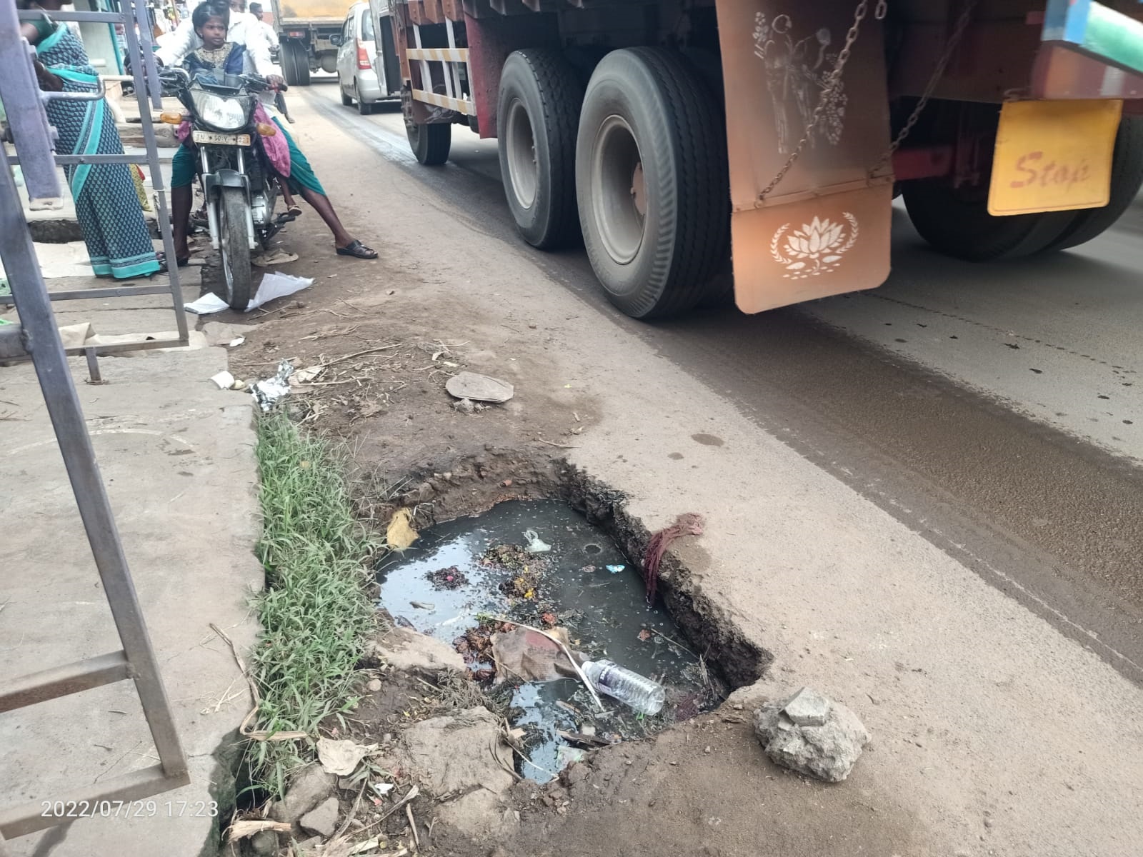 சாலையோரத்தில் அபாய பள்ளம் சாலையோரத்தில் அபாய பள்ளம்