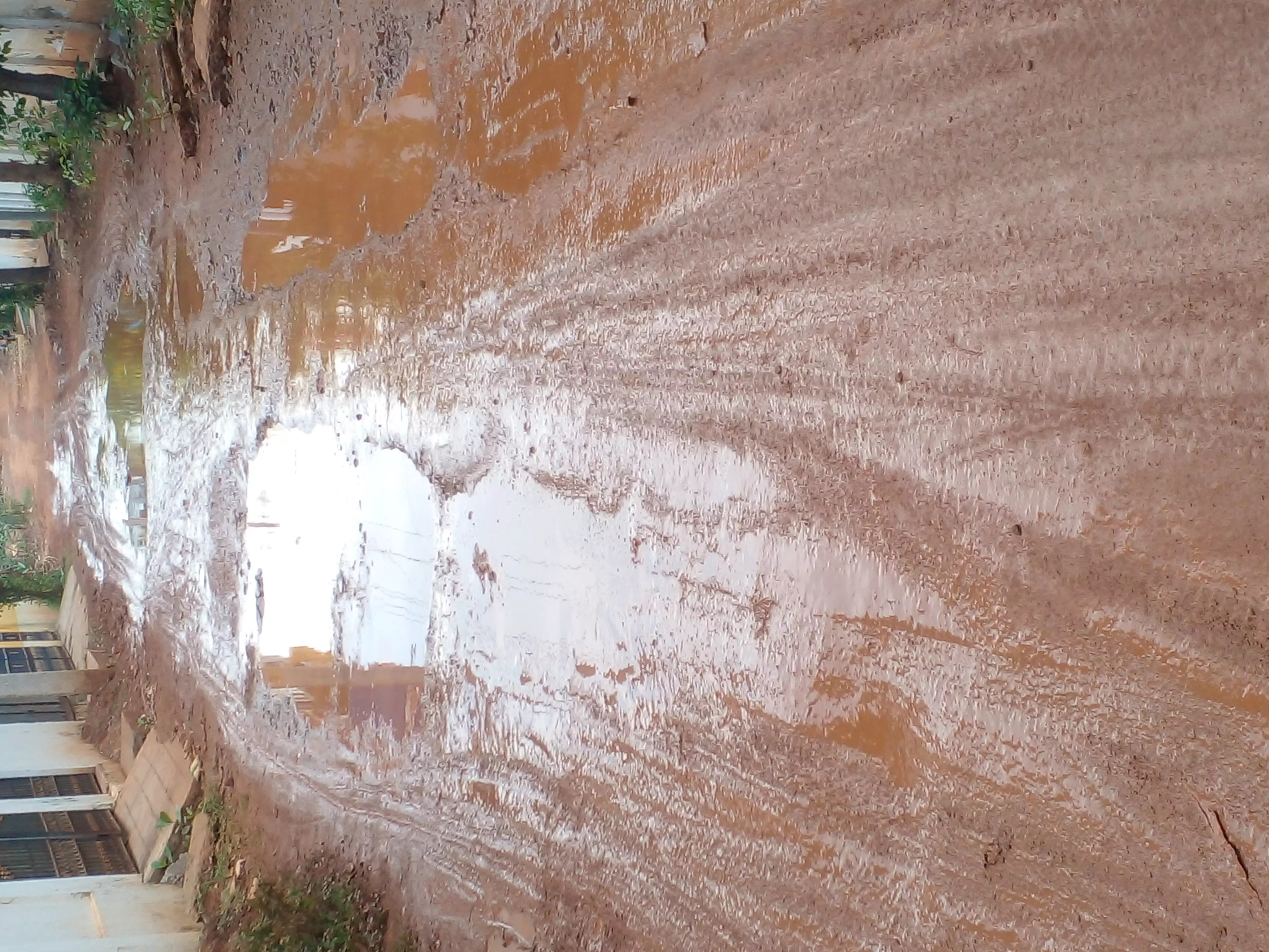 சேறும், சகதியுமான சாலை