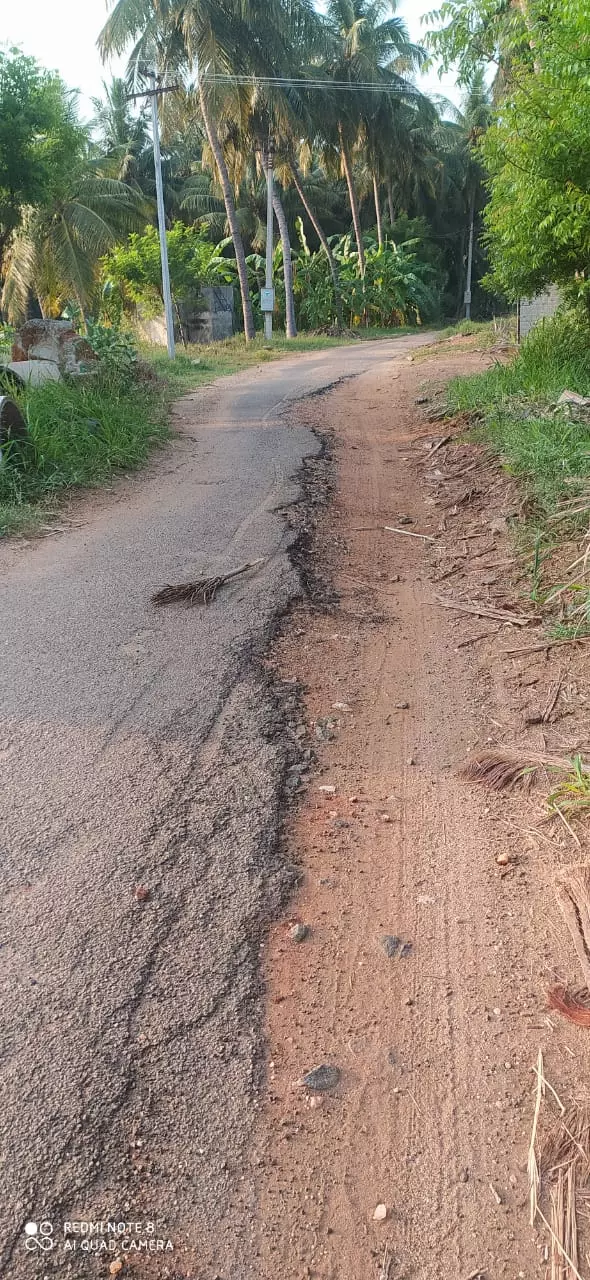 குண்டும், குழியுமான தார்சாலை