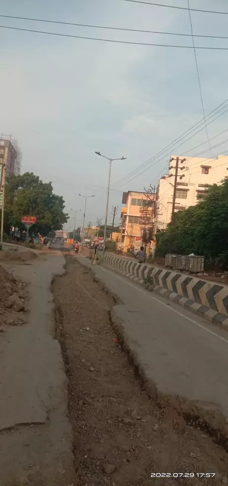 சாலையின் நடுவில் கால்வாய் சாலையின் நடுவில் கால்வாய்