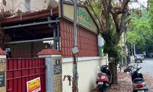 பட்டுப்போன மரம் வெட்டப்படுமா? பட்டுப்போன மரம் வெட்டப்படுமா?