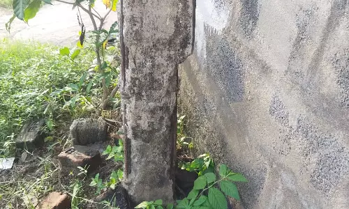 பழுதடைந்த மின்கம்பம் பழுதடைந்த மின்கம்பம்