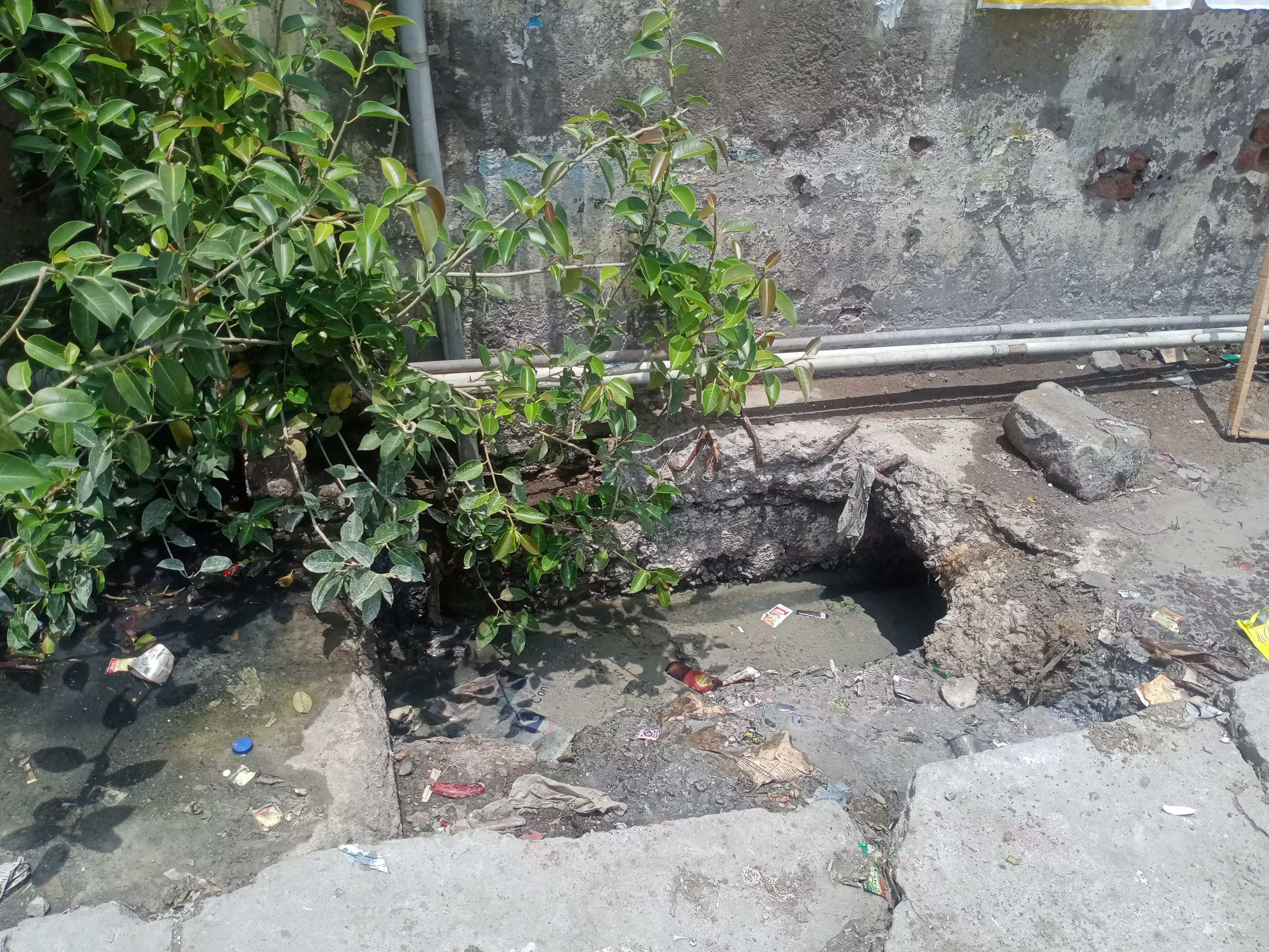 மூடப்படாத கழிவுநீர் வாய்க்கால்