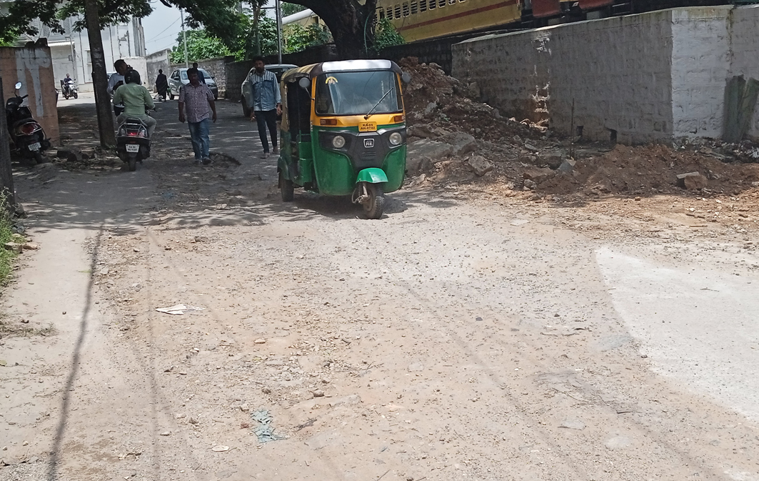 சாலையில் பெயர்ந்து கிடக்கும் ஜல்லி கற்கள் சாலையில் பெயர்ந்து கிடக்கும் ஜல்லி கற்கள்