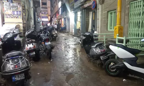 குறுகலான சாலையில் நிறுத்தப்படும் வாகனங்கள் குறுகலான சாலையில் நிறுத்தப்படும் வாகனங்கள்