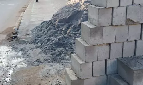 நடைபாதையில் கிடக்கும் கட்டுமான பொருட்கள் நடைபாதையில் கிடக்கும் கட்டுமான பொருட்கள்