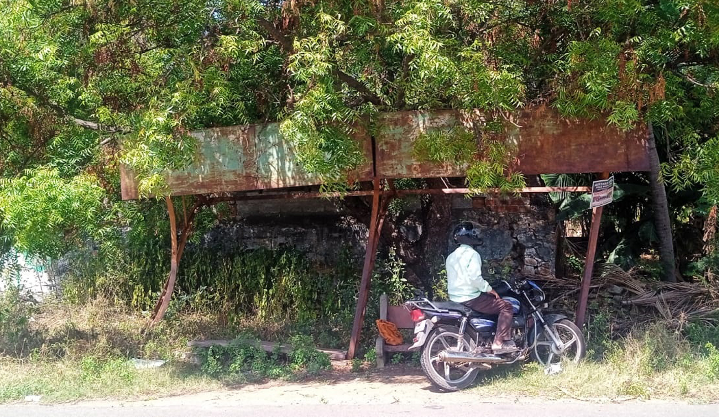 நிழற்குடை சரிசெய்யப்படுமா? நிழற்குடை சரிசெய்யப்படுமா?