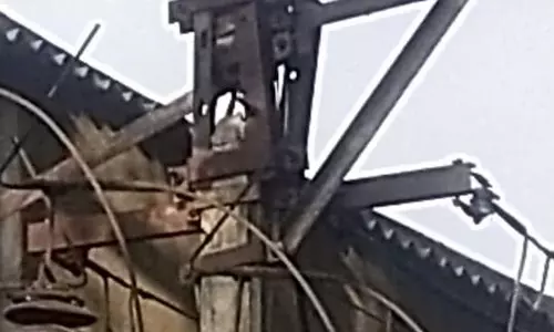 முறிந்து விழும் நிலையில் மின்கம்பம் முறிந்து விழும் நிலையில் மின்கம்பம்