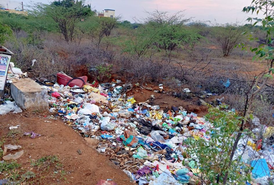 சாலையோரம் குவியும் குப்பைகள் சாலையோரம் குவியும் குப்பைகள்