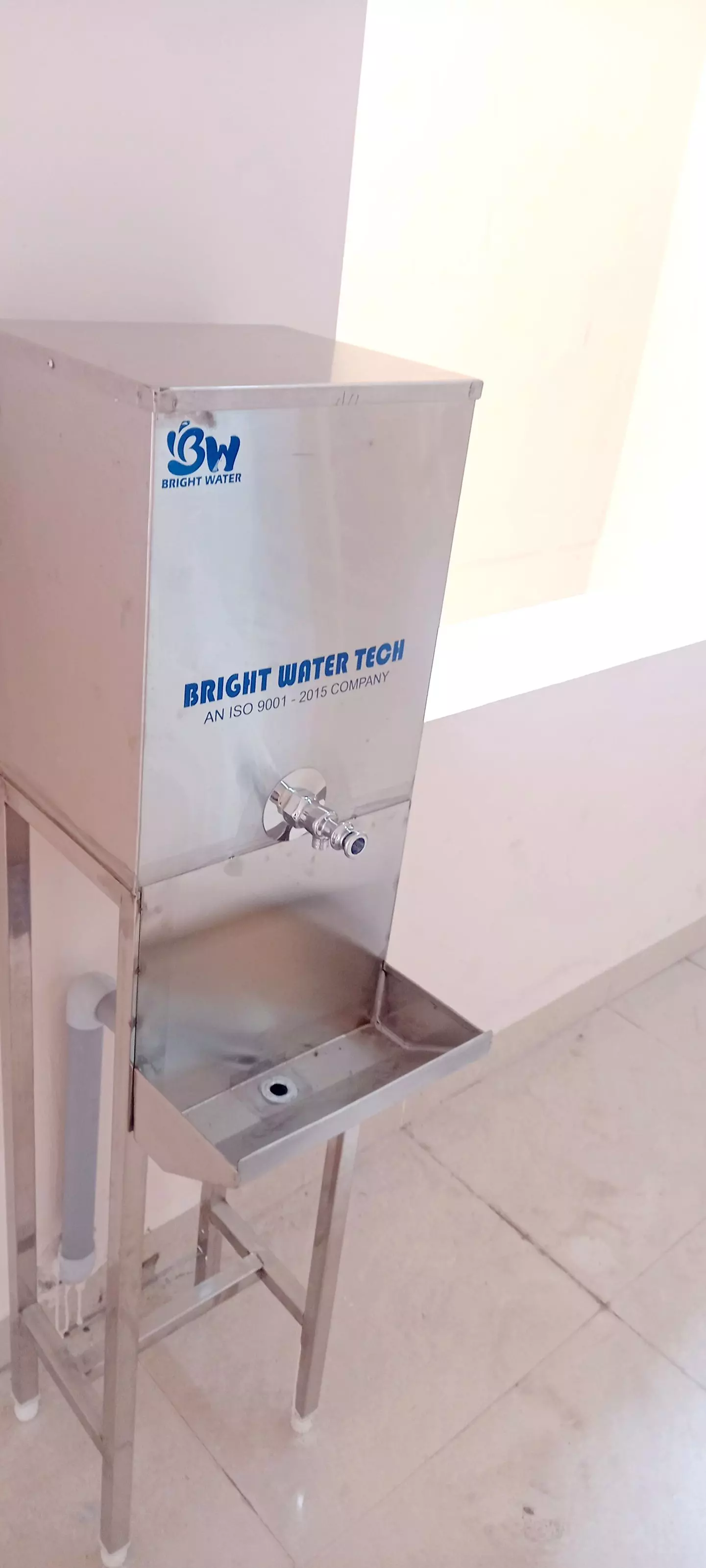 தண்ணீர் குடிக்க டம்ளர் வைப்பார்களா?