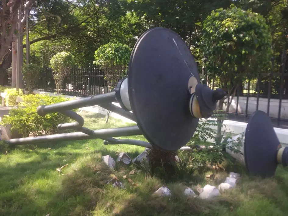 சாய்ந்து கிடக்கும் மின்விளக்கு