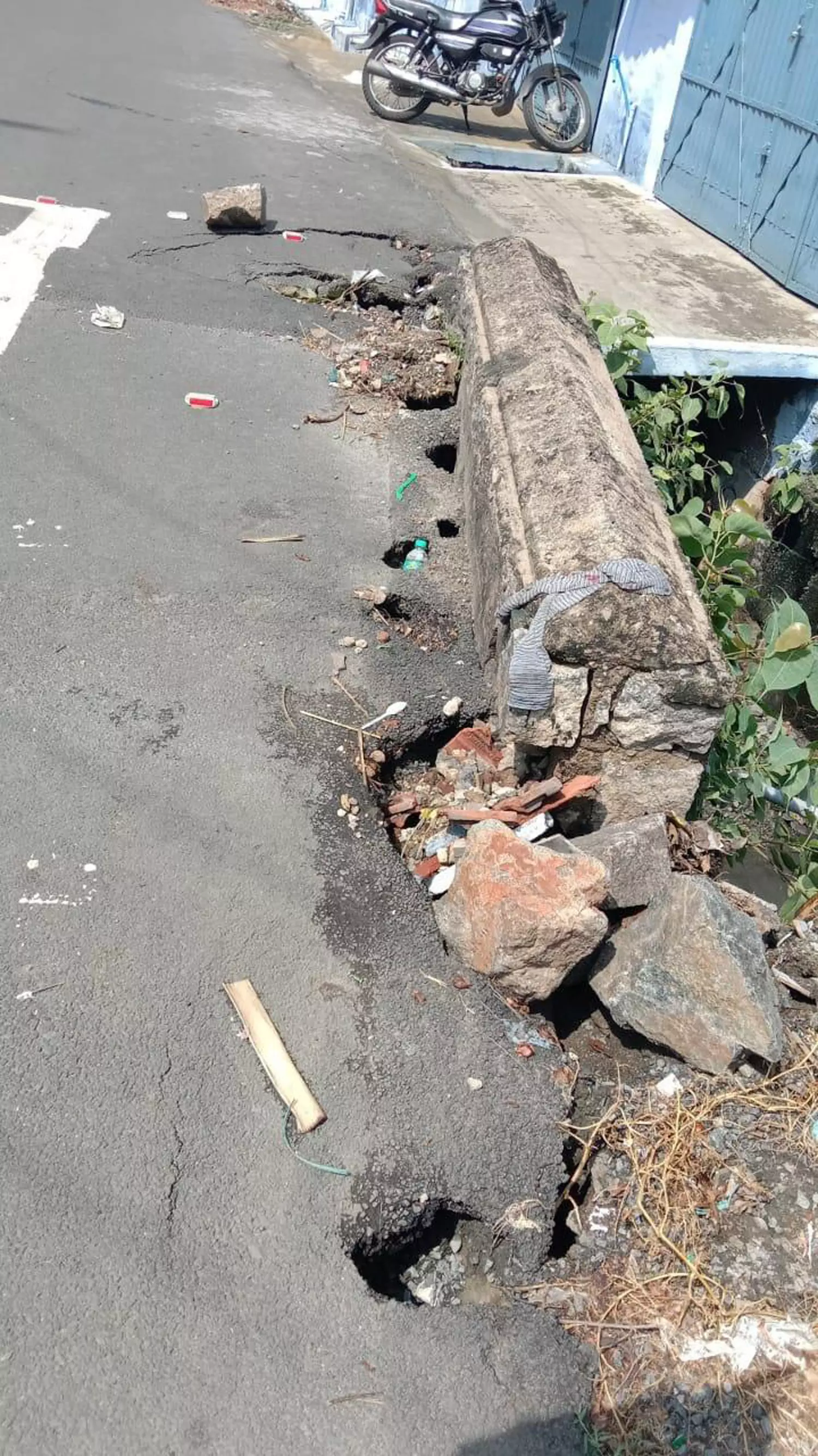 பழுதடைந்த ரோடு