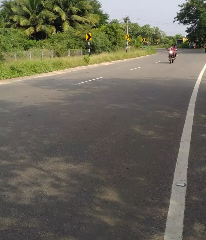 குறுகலான ரோடு