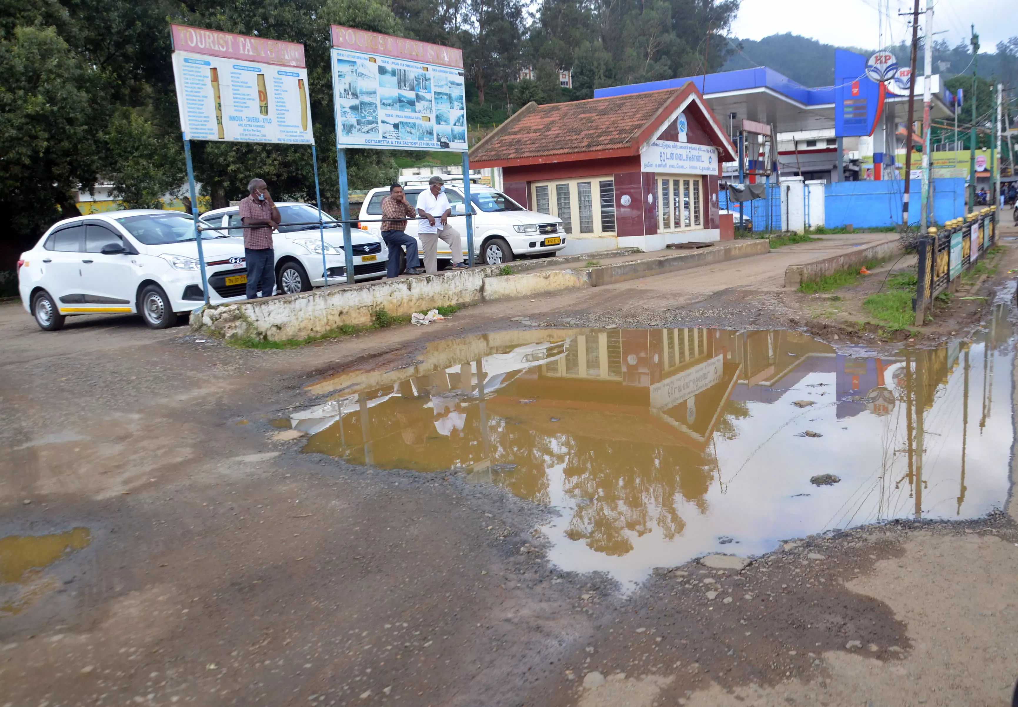தேங்கி நிற்கும் மழைநீர்