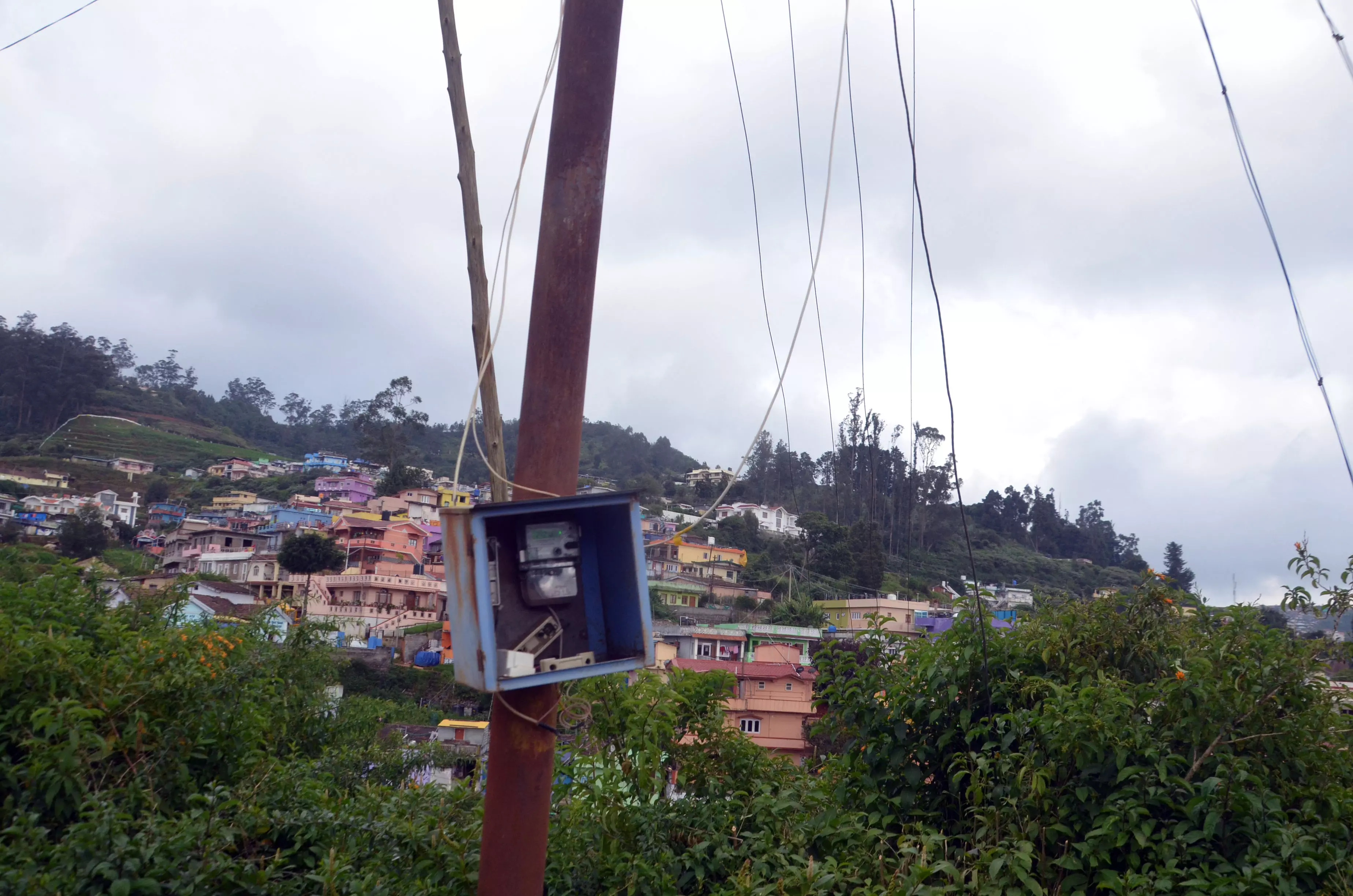 அபத்தான நிலையில் உள்ள மின் பெட்டி