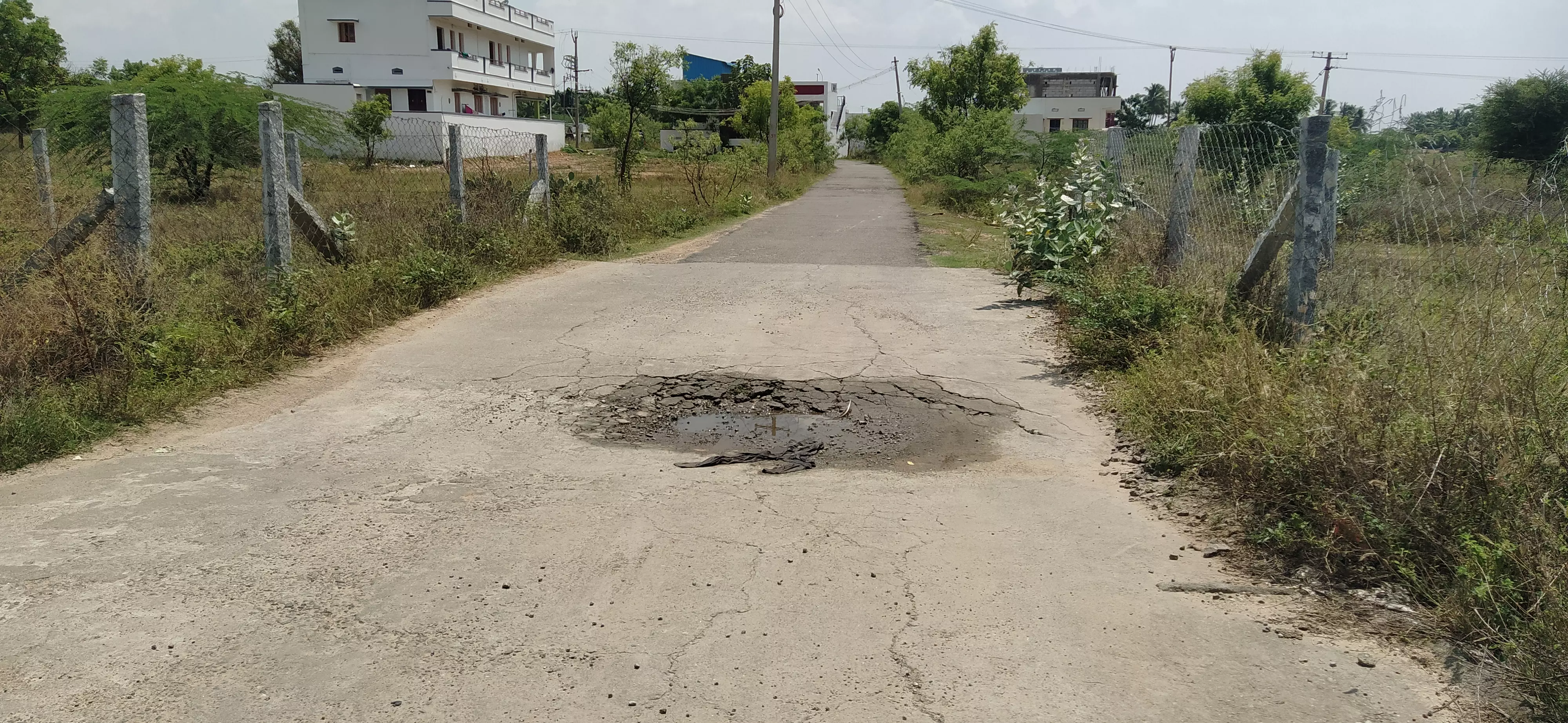 சாலை நடுவில் பள்ளம்