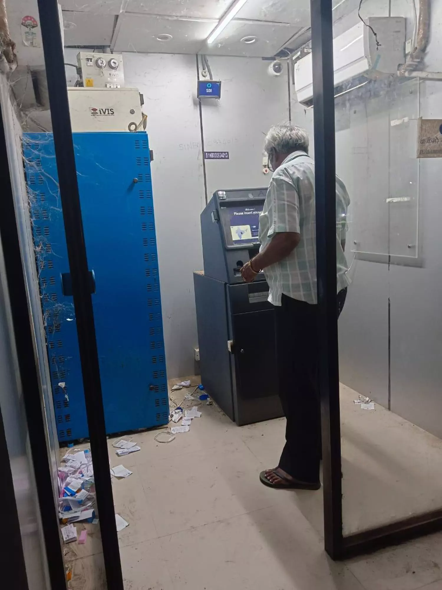 ஏ.டி.எம்.மையத்தில் சுகாதார சீர்கேடு ஏ.டி.எம்.மையத்தில் சுகாதார சீர்கேடு