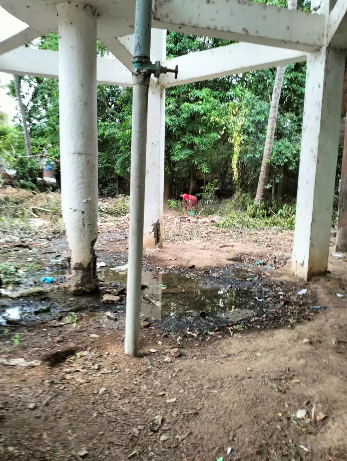 ஆபத்தான மேல்நிலை நீர்த்தேக்கத்தொட்டி