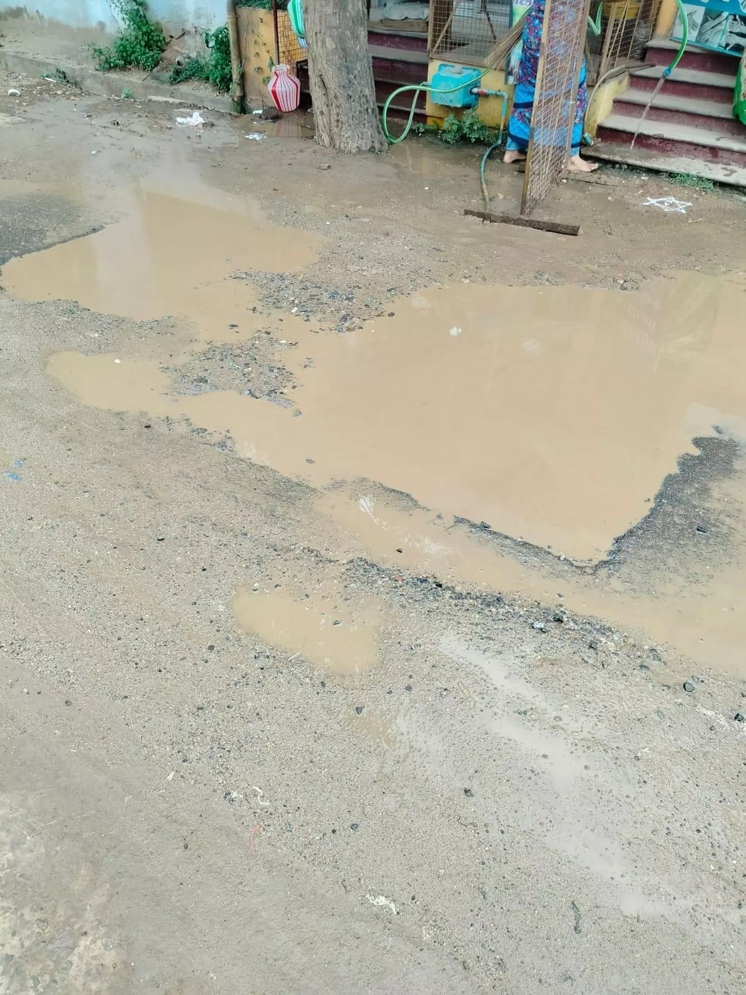 வீணாக வெளியேறும் குடிநீர்