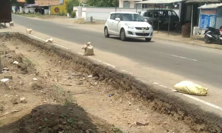 பாதியில் நிற்கும் சாலை பணி