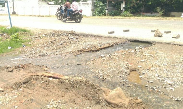 குழாய் உடைந்து வீணாகும் குடிநீர்