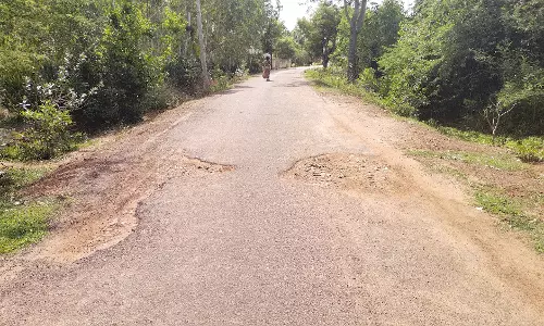 குண்டும், குழியுமான சாலை குண்டும், குழியுமான சாலை