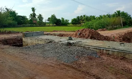 பாலம் கட்டும் பணி விரைந்து முடிக்கப்படுமா? பாலம் கட்டும் பணி விரைந்து முடிக்கப்படுமா?