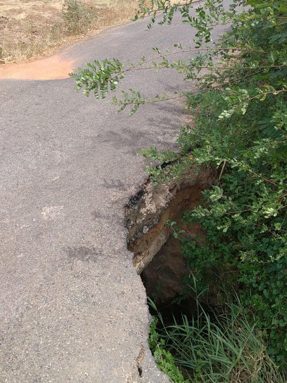 சேதமடைந்த பாலங்கள் சேதமடைந்த பாலங்கள்