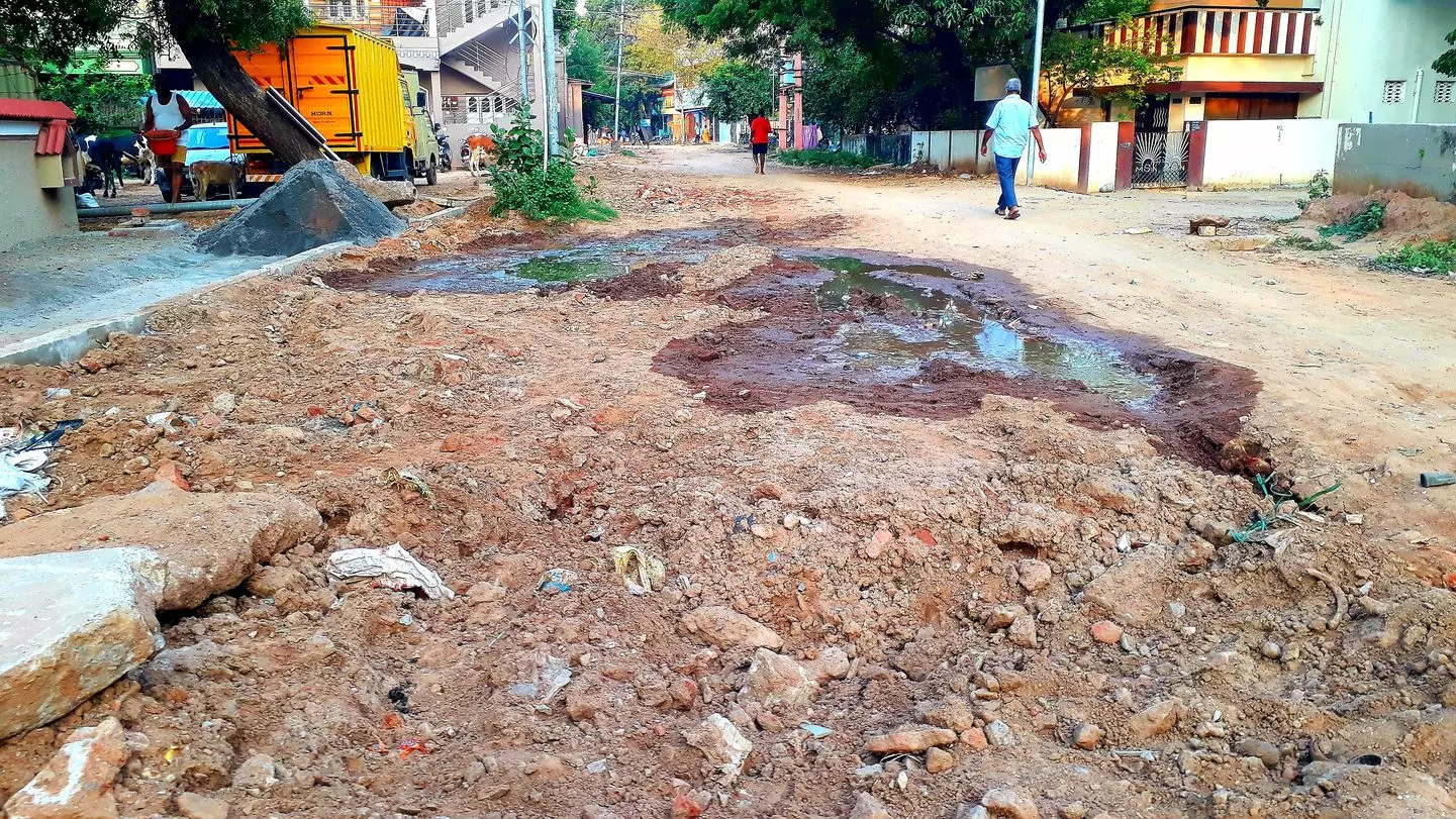 உழுத நிலம்போல் மாறிய தெரு உழுத நிலம்போல் மாறிய தெரு